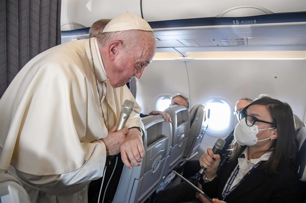La conferenza stampa di papa Francesco in aereo nel viaggio di ritorno dalla Grecia