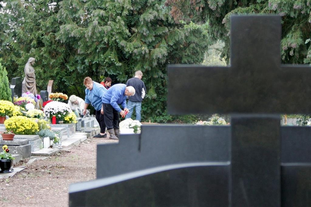 La visita al cimitero nel ricordo dei nostri cari