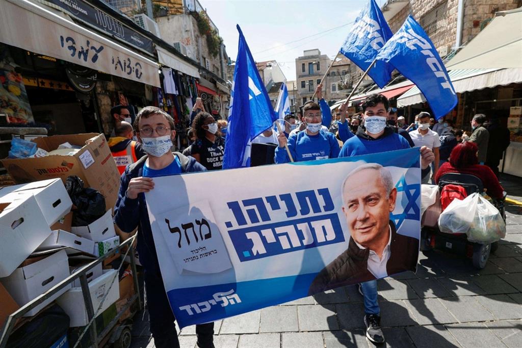 Supporter del Likud di Benjamin Netanyahu al mercato Mahane Yehuda di Gerusalemme