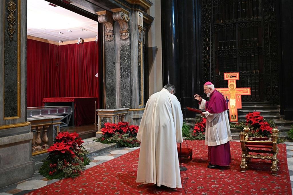 L'arcivescovo di Torino, Cesare Nosiglia, durante la preghiera in Duomo davanti alla Sindone, organizzata per l'Incontro europeo dei giovani di Taizé