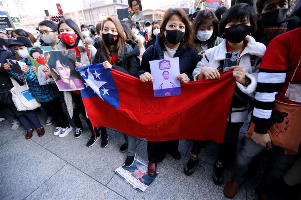 Manifestanti birmani residenti in Giappone protestano contro il colpo di stato dei Militati