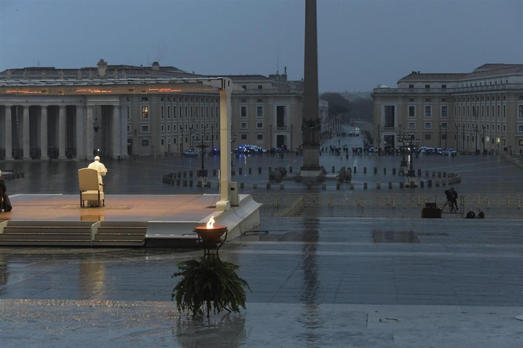 27 marzo 2020: il Papa da solo, sotto la pioggia sul sagrato di piazza San Pietro, per un memorabile momento di preghiera per la fine della pandemia