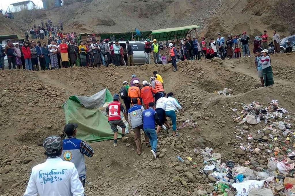 La zona della tragedia, nello Stato di Kachin, con le decine di parenti delle vittime in attesa di notizie