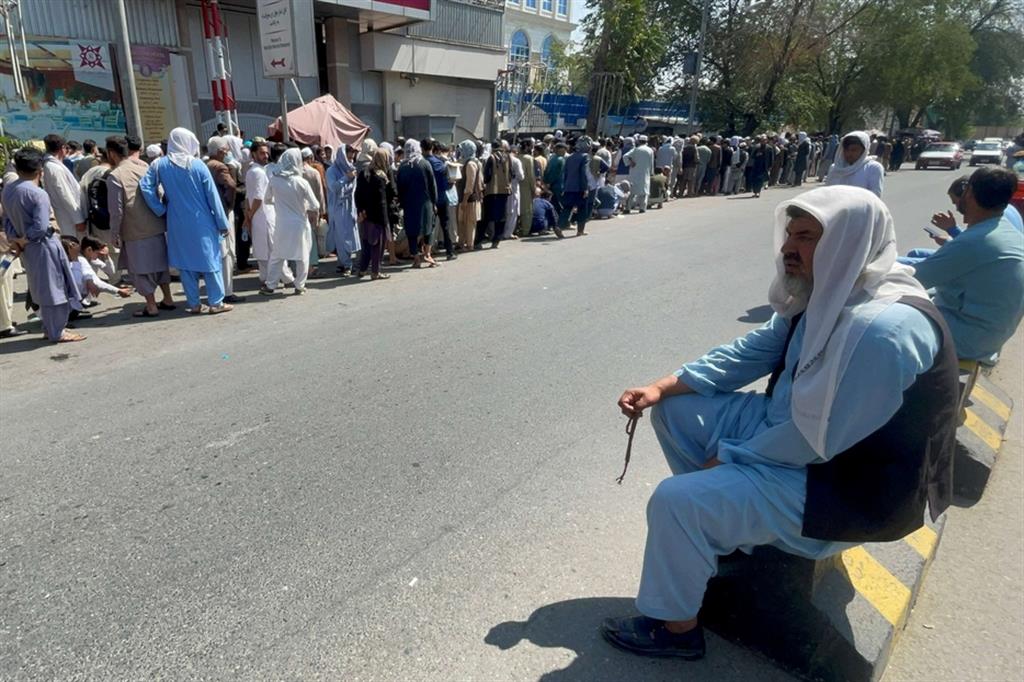 File davanti alle banche di Kabul per ritirare il denaro agli sportelli