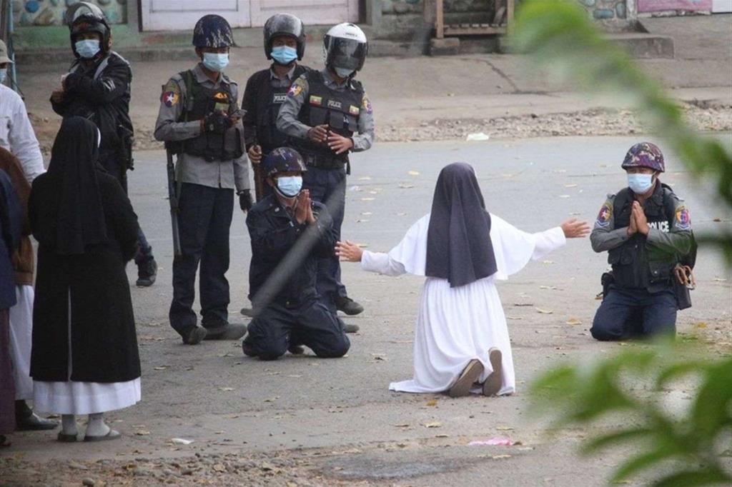 Suor Ann Nu Tawng, la religiosa inginocchiata davanti ai militari è divenuta una icona di pace per i manifestanti