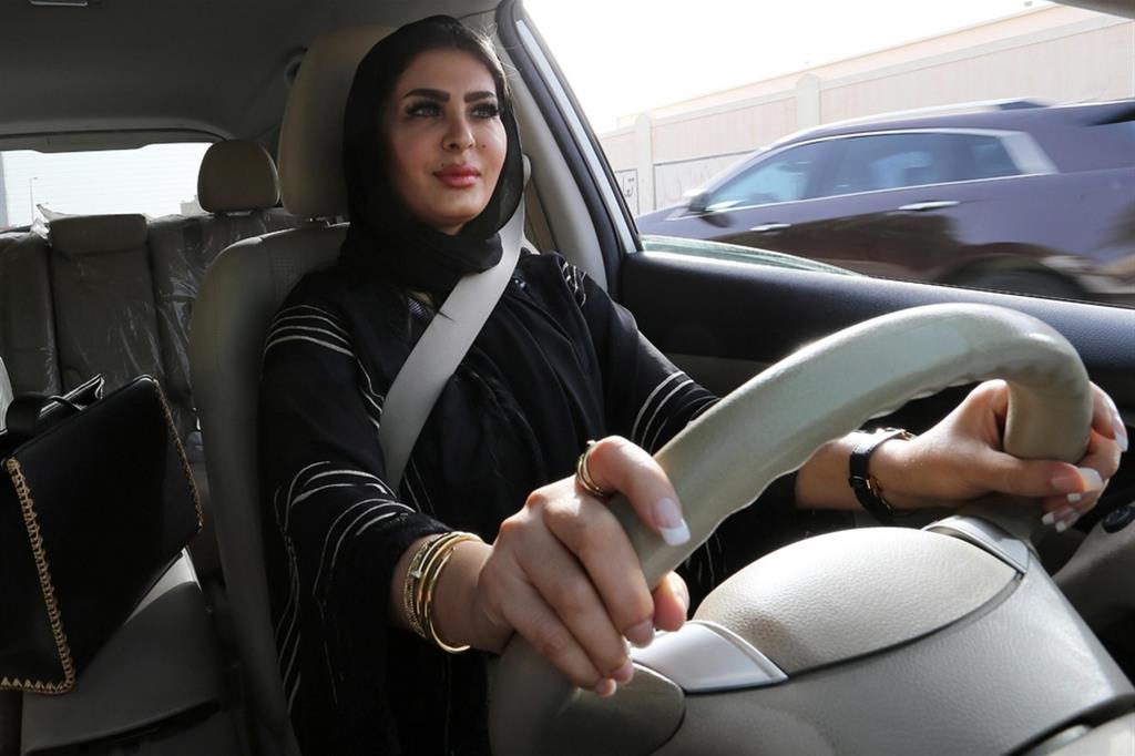 Solo da poco alle donne è stato concesso il diritto di guidare l'auto