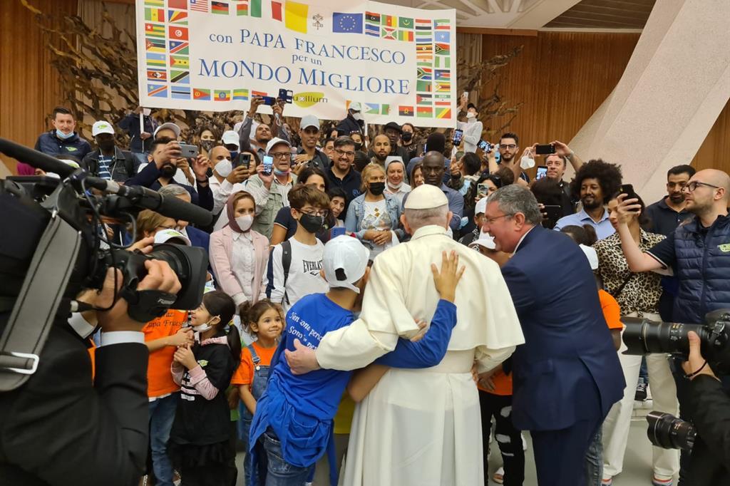 Papa Francesco incontra 100 tra migranti e ospiti del centro di Accoglienza "Mondo Migliore"