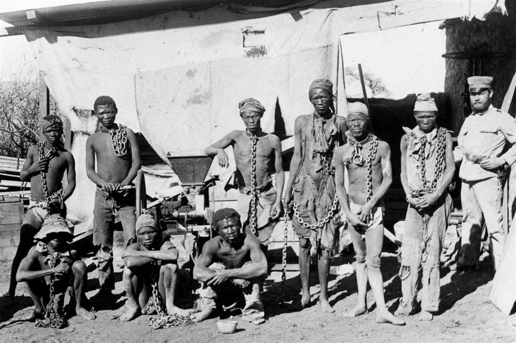 Prigionieri Herero e Nama in una foto risalente alla guerra contro l'occupazione tedesca (1904-907)
