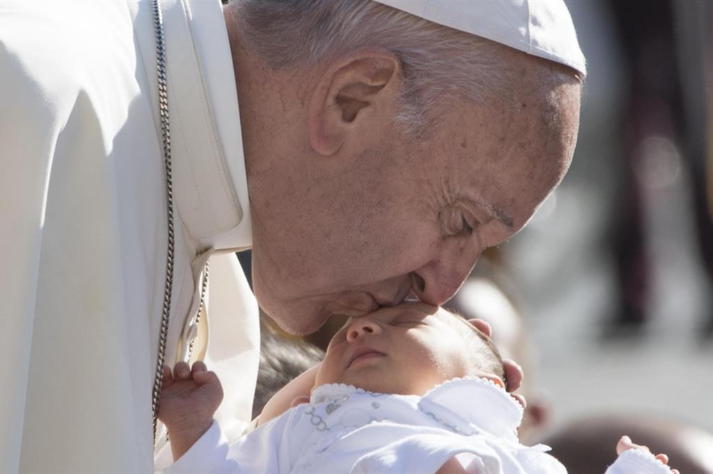 Il Papa: l’aborto è omicidio, la soluzione è stare vicini alle donne