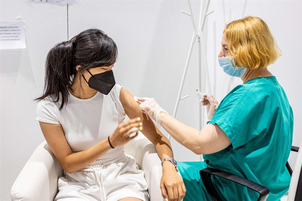 Una ragazza viene vaccinata all’hub di Milano Bicocca