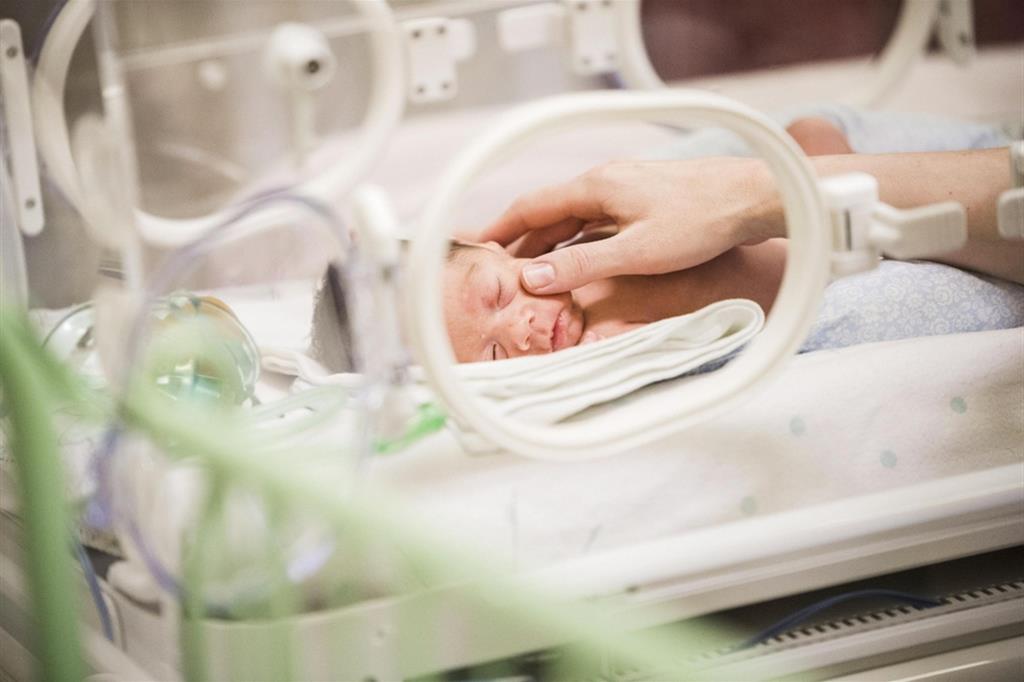 Un bambino nato prematuro in terapia intensiva