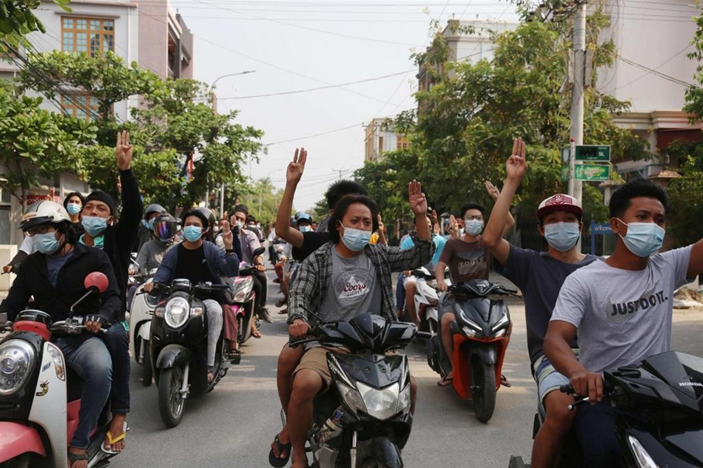 Una protesta contro la giunta militare golpista a Mandalay, in Myanmar