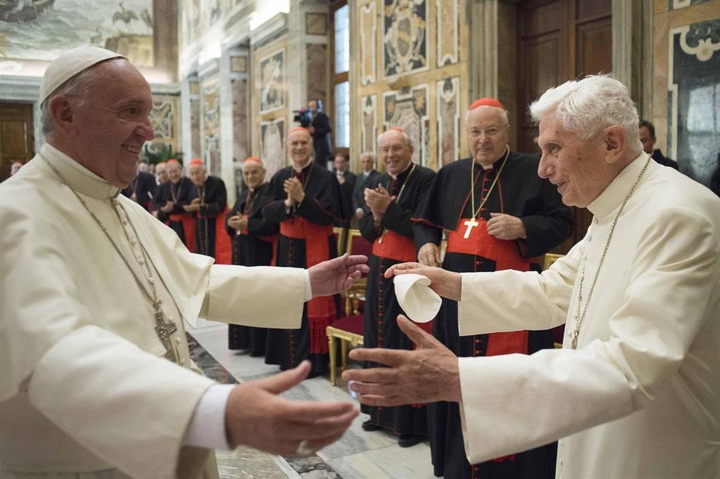L'abbraccio tra papa Francesco e il papa emerito Benedetto XVI in occasione del 65° della sua ordinazione, il 28 giugno 2016