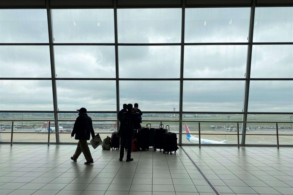 Un'immagine dell'aeroporto internazionale di Johannesburg, Sud Africa, la cui attività è in forte calo a causa della variante Omicron del Covid-19