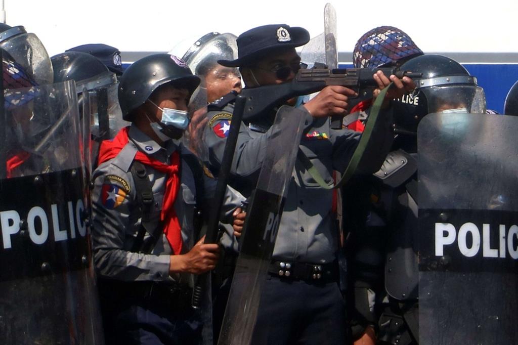 Un poliziotto durante le manifestazioni in Myanmar