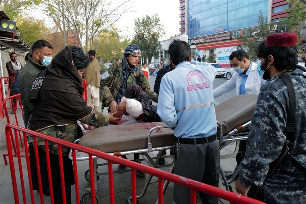 Kabul, un miliziano taleban ferito nell'esplosione viene portato in ospedale