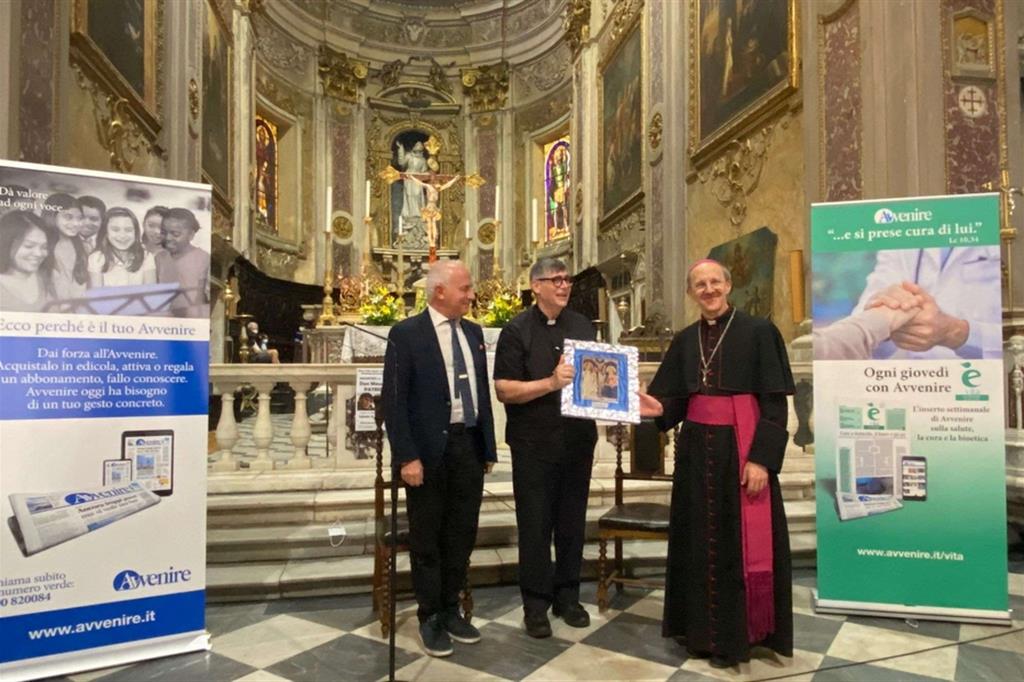 Il direttore di Avvenire Marco Tarquinio con don Maurizio Patriciello e il vescovo Luigi Ernesto Palletti