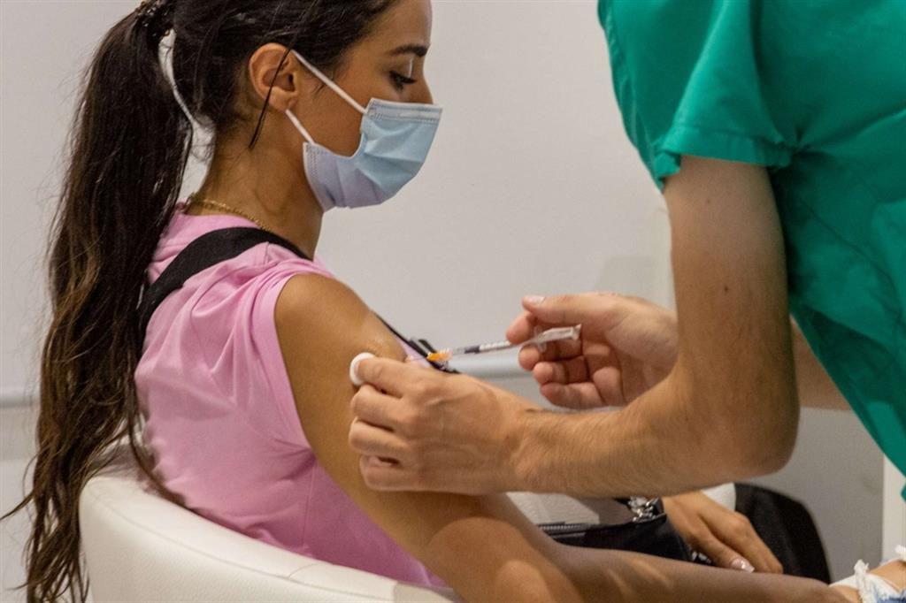 Figliuolo: "Dal 16 agosto vaccini senza prenotazioni a 12-18enni"
