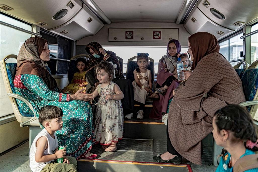 Donne e bambini afghani portati via da Kabul dall'esercito belga