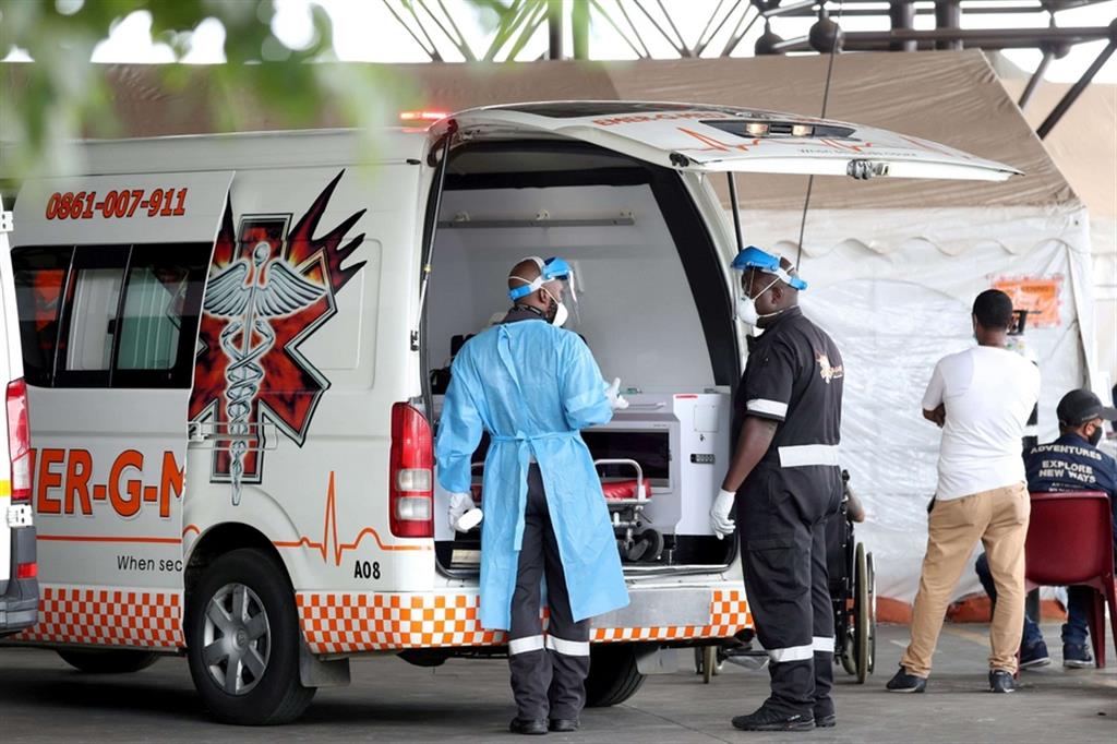 Operatori sanitari davanti a un ospedale di Pretoria, in Sudafrica