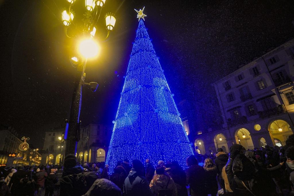 L'accensione dell'albero di natale a Torino in piazza Vittorio Veneto