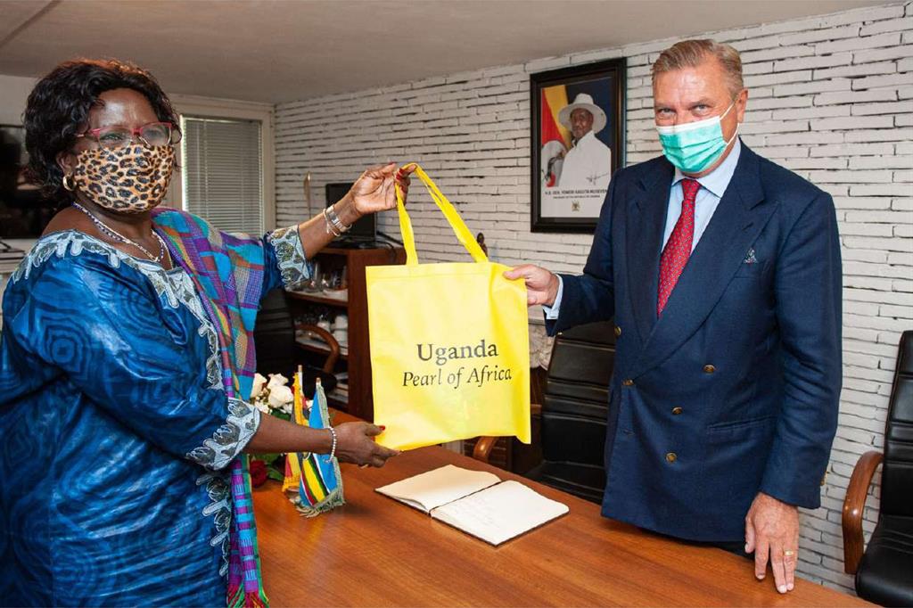 L’ambasciatrice dell’Uganda Elizabeth Paula Napeyok e Carlo di Borbone