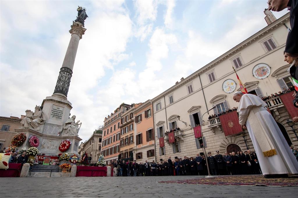 Papa Francesco in preghiera davanti all'Immacolata in piazza di Spagna nel 2019. Quest'anno non sono previste cerimonie pubbliche a causa della pandemia