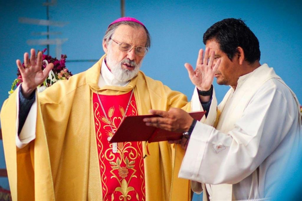 Il vescovo Ivo Baldi Gaburri durante una celebrazione liturgica in Perù