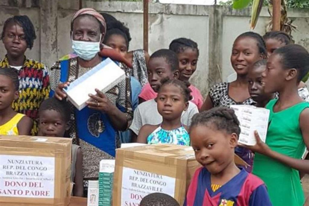 I bambini dell'orfanotrofio ricevono i pacchi dono del Papa