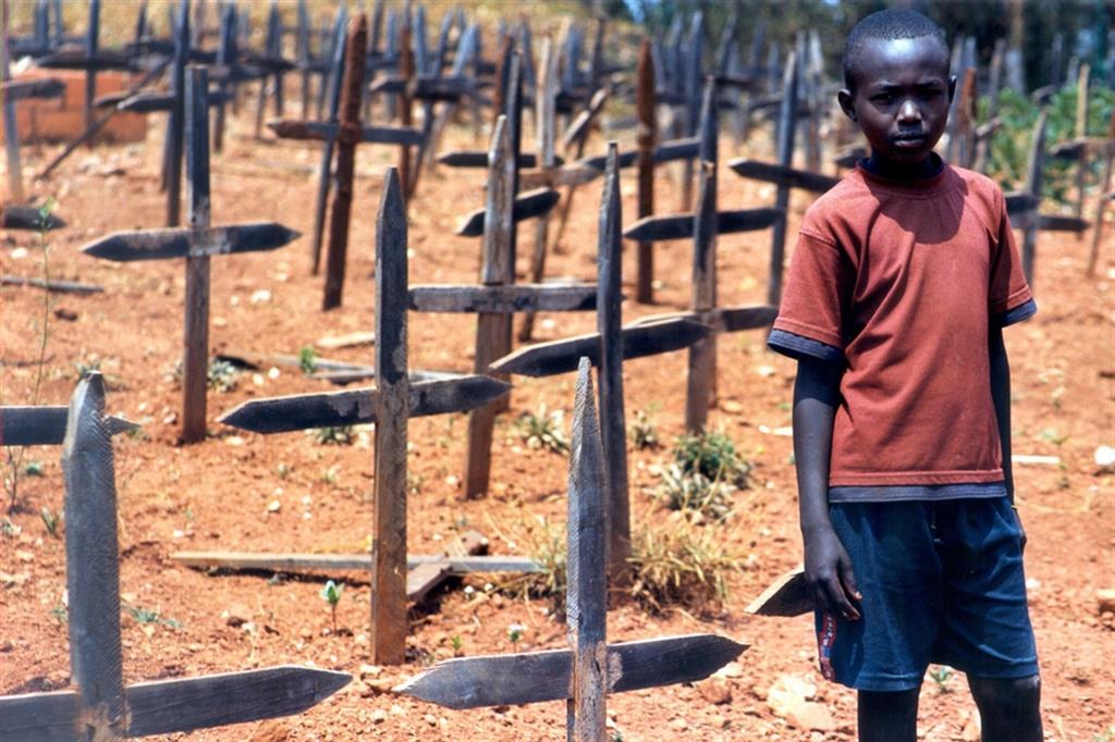 L’orfano Thomas tra le croci del cimitero che raccoglie le vittime del genocidio in Ruanda