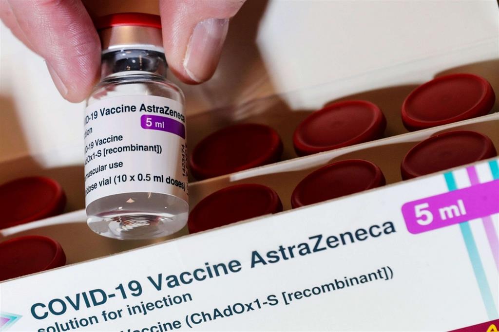 AstraZeneca, il vaccino sospeso in via cautelativa