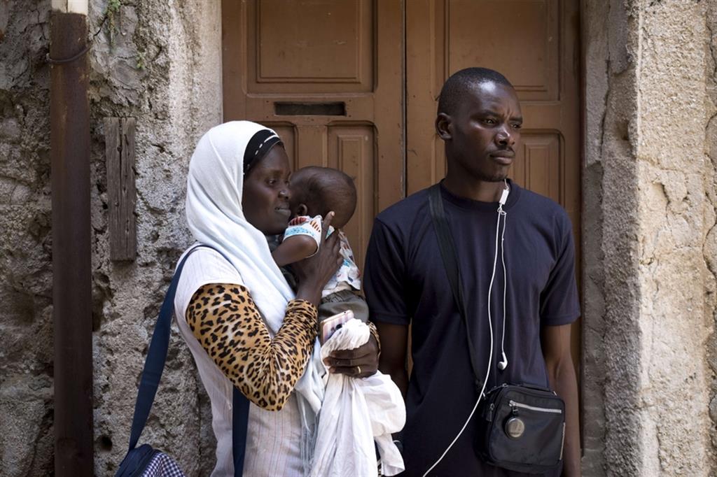 Alì e Aissata con il loro bambino, arrivati dal Mali. Sutera, Italia, 2018.
