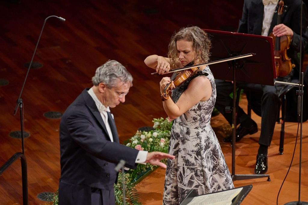 La violinista Hilary Hahn con il direttore Fabio Luisi all'Auditorium “Toscanini” di Torino