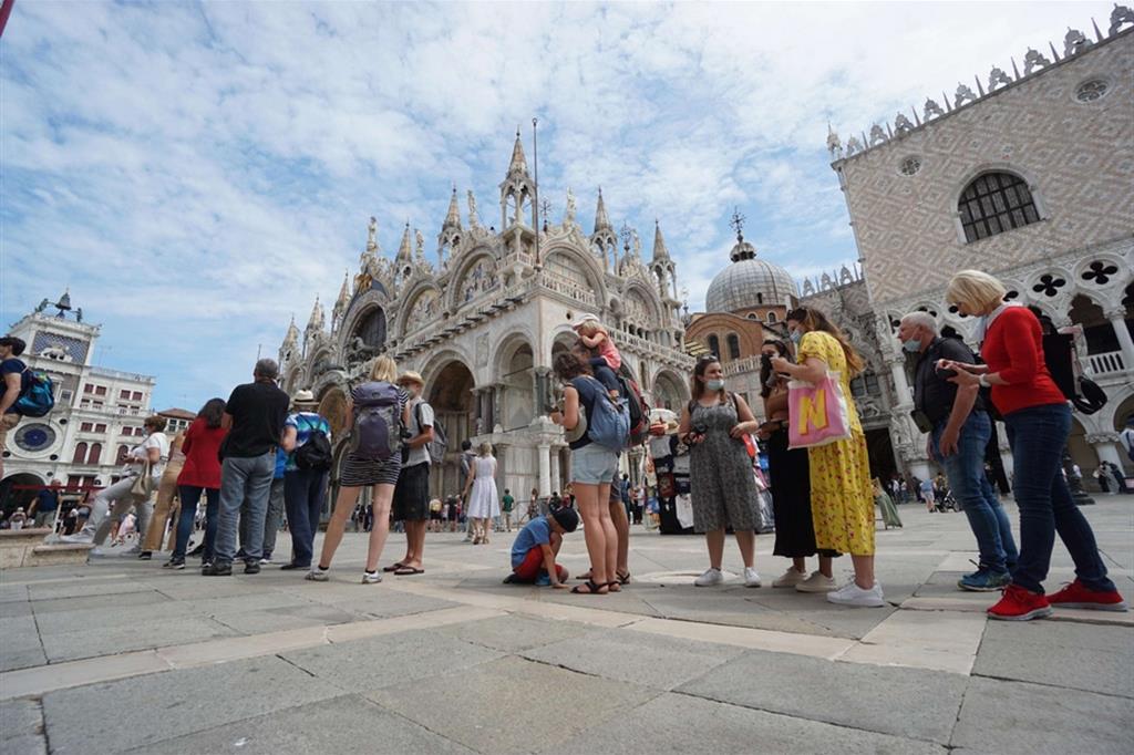 Turisti in attesa di salire sul campanile di San Marco, inizio giugno 20121