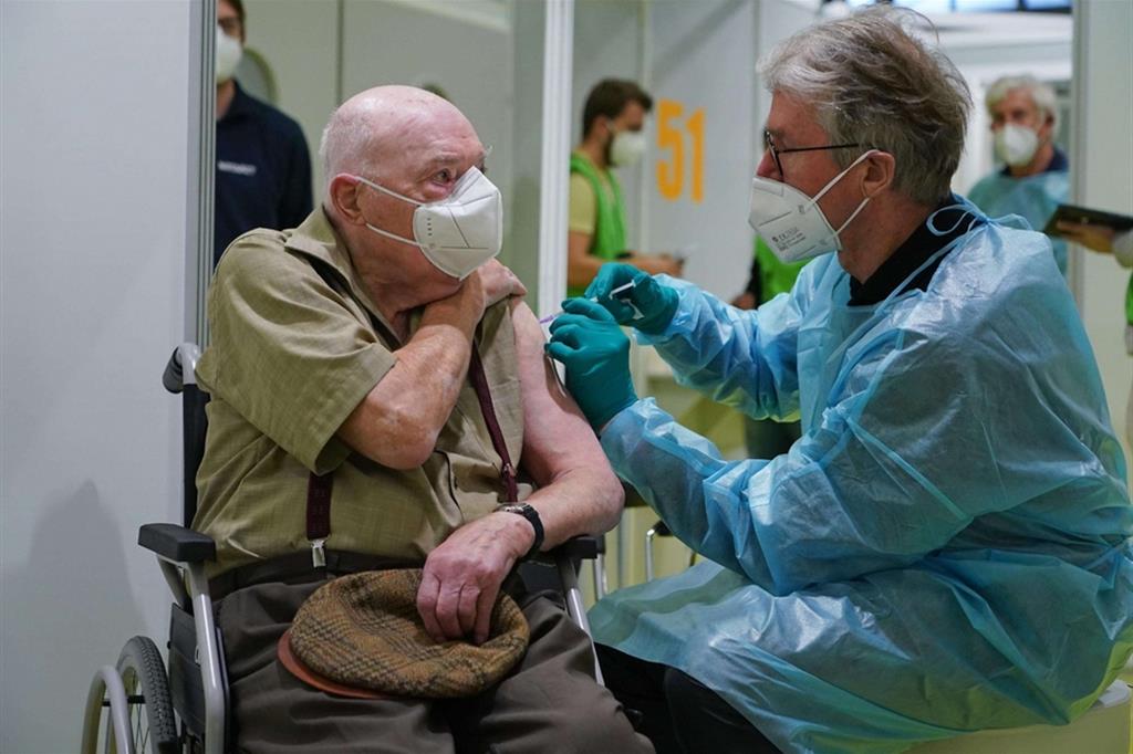 Un anziano di 92 anni viene vaccinato a Berlino