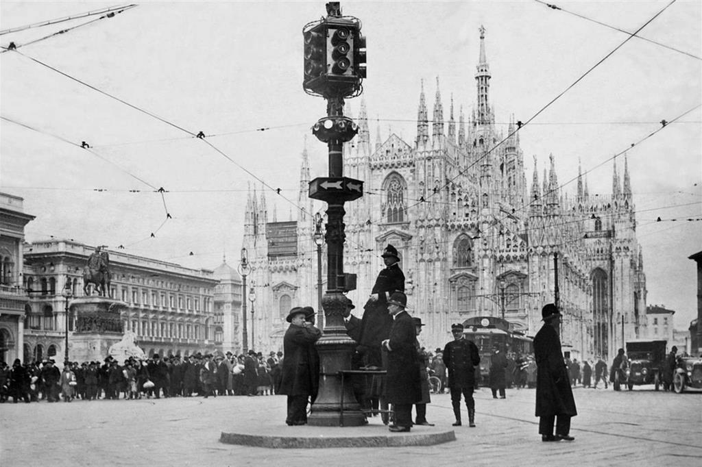 I "ghisa" di Milano installano il primo semaforo in Italia. Era il 1925