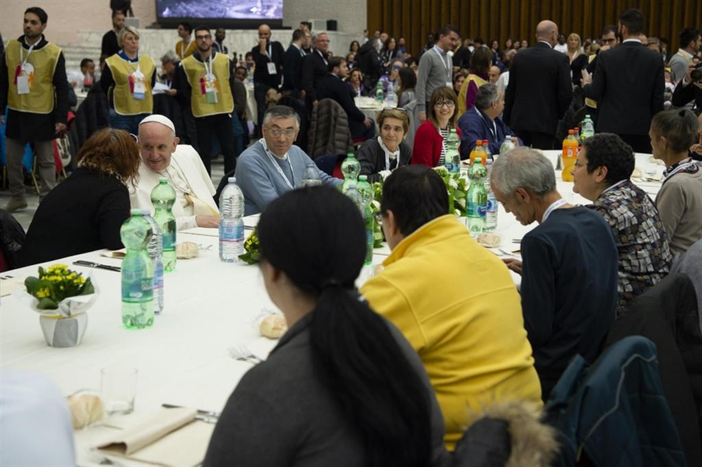 Il Papa: ignorare i poveri mette in crisi il concetto di democrazia