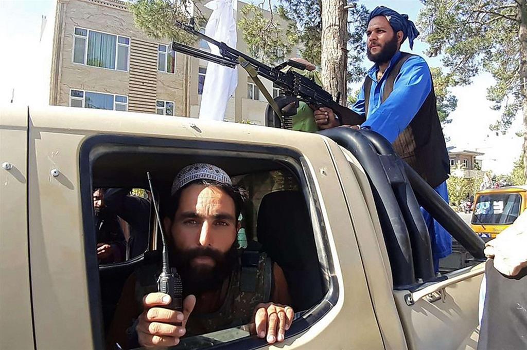 I taleban dllagano e si preparano all'attacco finale alle capitale Kabul. Qui sono nelle strade di Herat, una volta controllata dalle truppe italiane