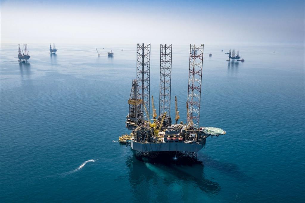Piattaforme petrolifere di Aramco nel giacimento di Hasbah, nel Golfo Persico