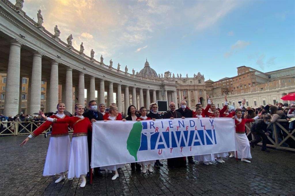 La mostra dei presepi a San Pietro inaugurata dalle danze di Taiwan