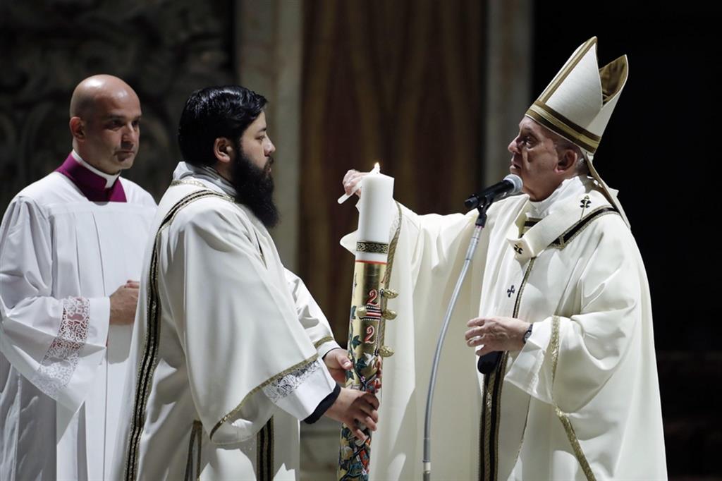 Papa Francesco durante la Veglia pasquale dello scorso anno nella Basilica Vaticana