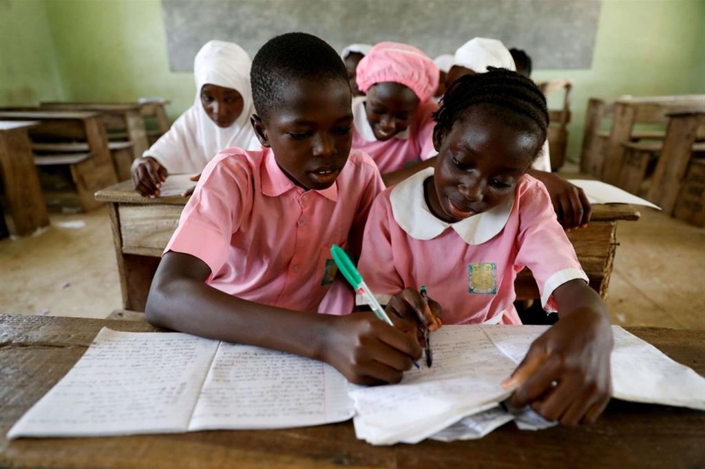 Due bambine a scuola nel Kwara, stato della Nigeria (marzo 2021)