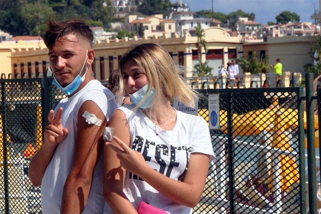 Giovani vaccinati a Mondello