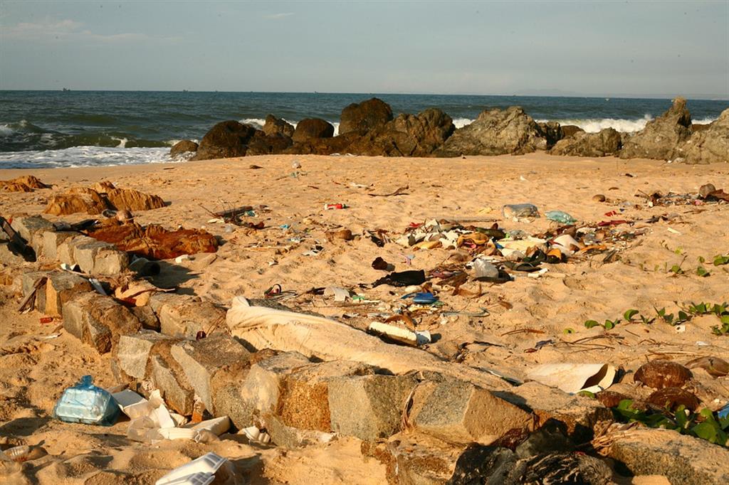 Spiaggia con rifiuti di plastica