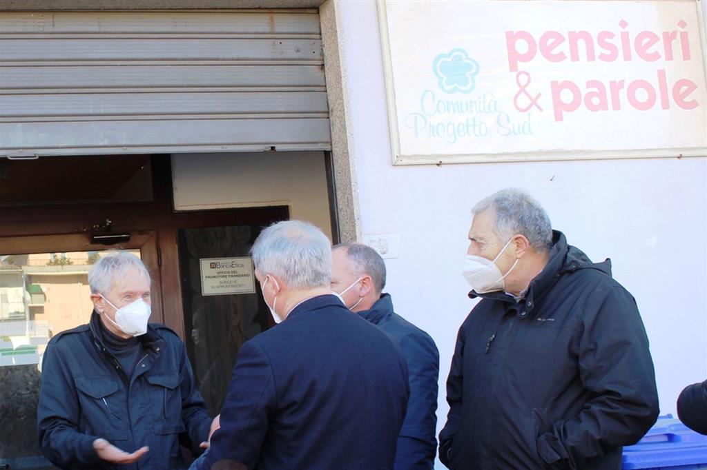 Don Giacomo Panizza ieri all’esterno della sede di Lamezia Terme, mentre spiega le minacce ricevute dai suoi dipendenti nell’ultima settimana