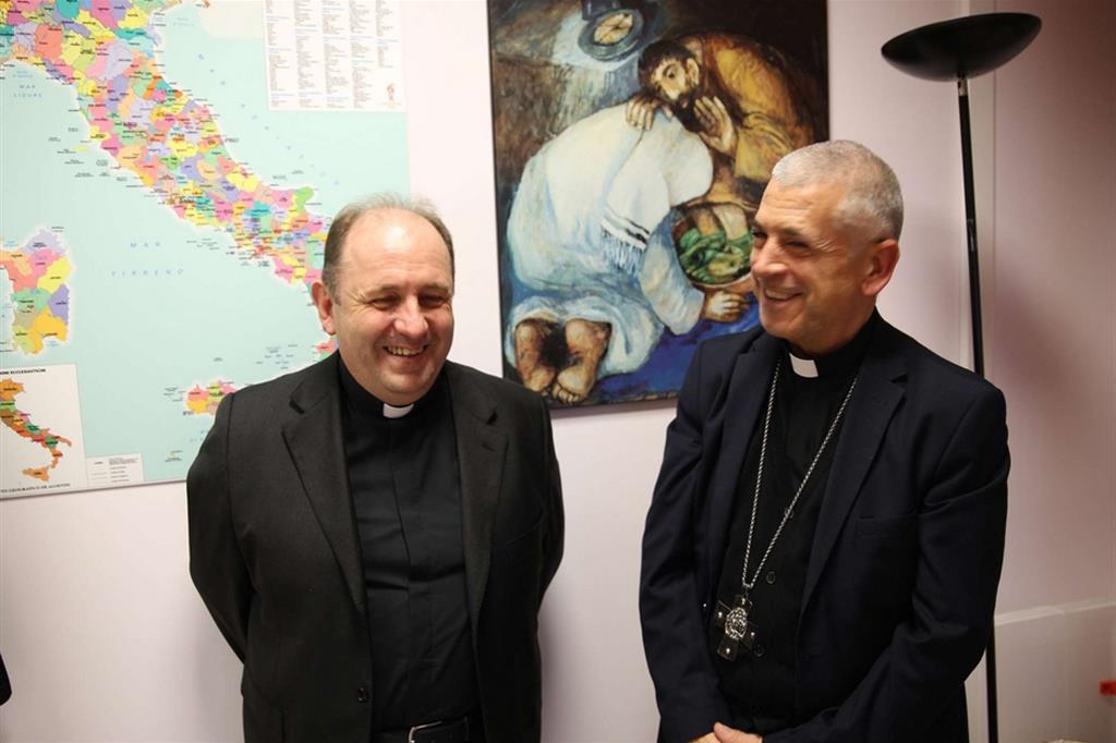 Don Marco Pagniello con il suo predecessore alla Caritas, don Francesco Soddu, nominato vescovo di Terni-Narni-Amelia
