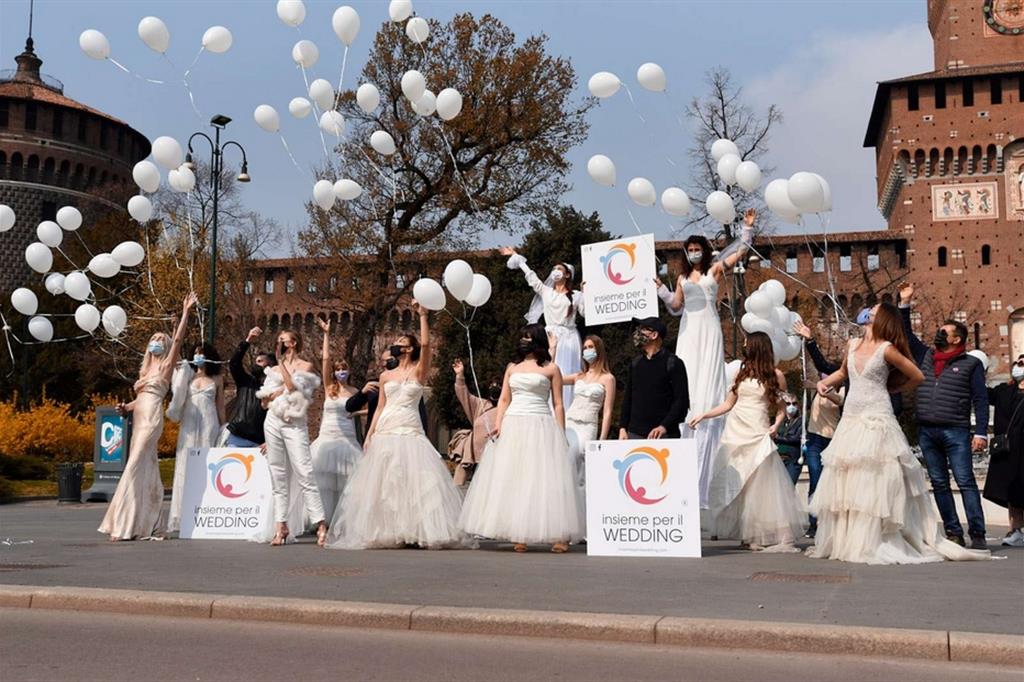 Promesse spose protestano davanti al Castello Sforzesco di Milano
