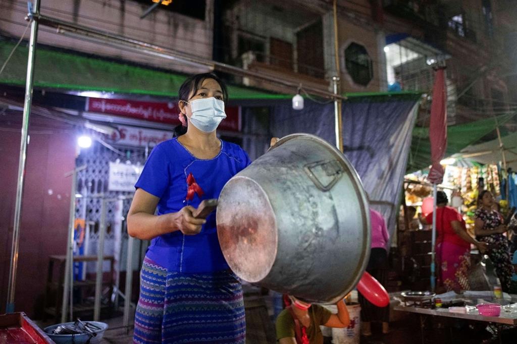 La protesta delle pentole a Yangon