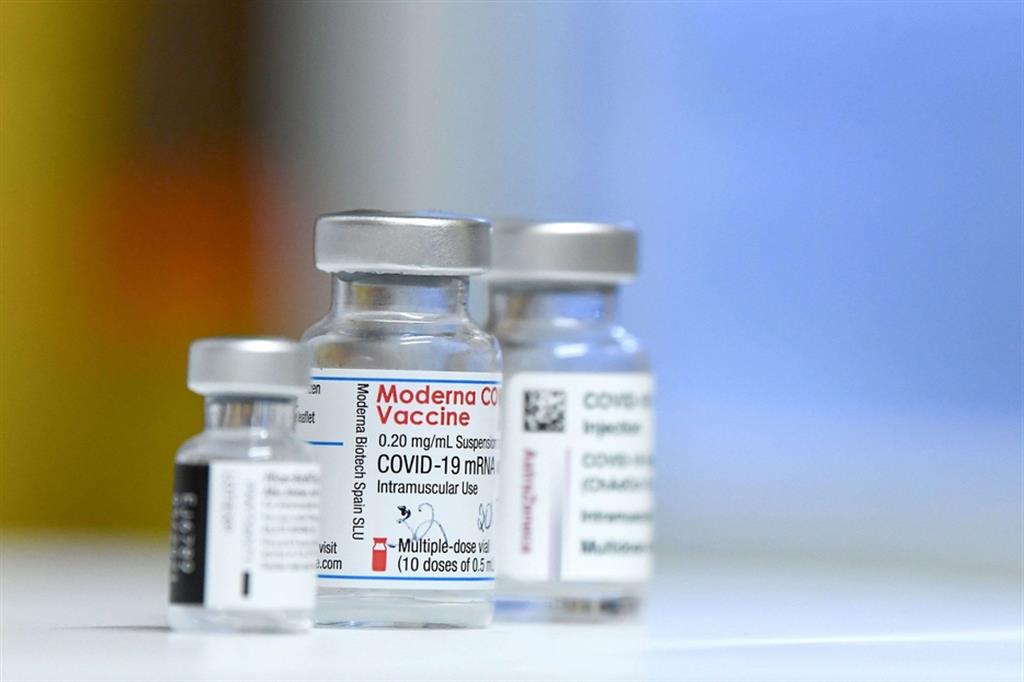 Le fiale dei tre vaccini di Astrazeneza, Moderna e Pfizer-BioNTech