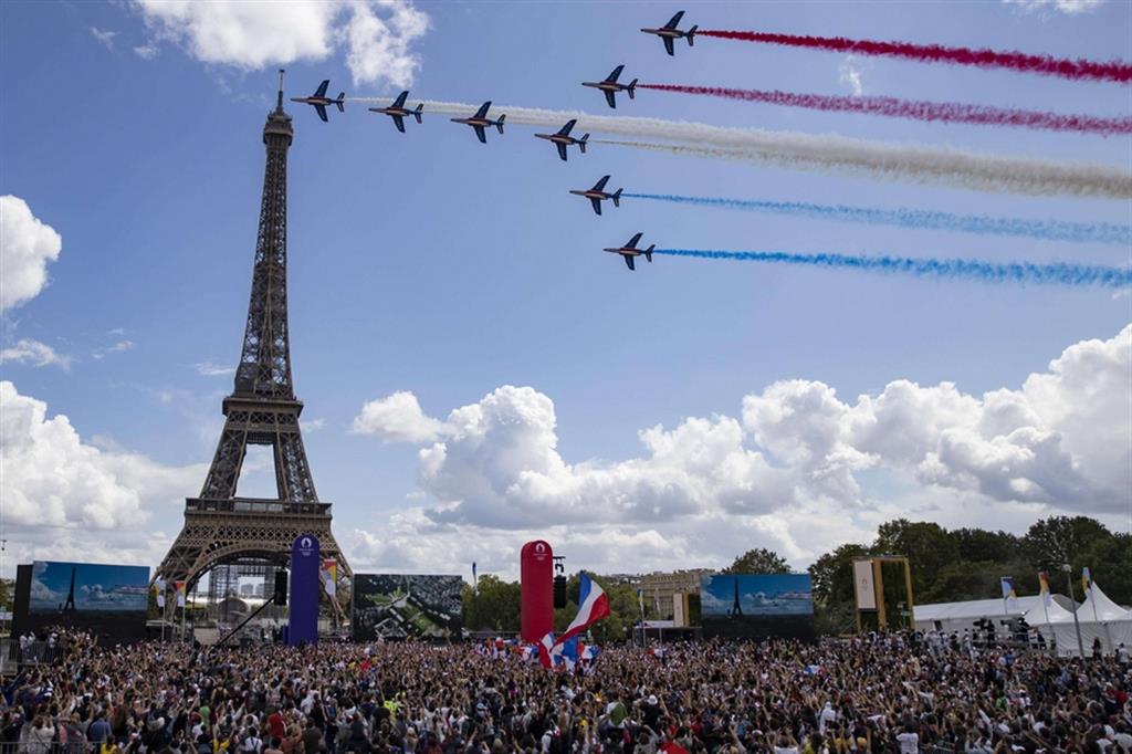 Parigini ai piedi della Tour Eiffel a raccogliere il testimone da Tokyo durante la cerimonia di chiusura dei Giochi